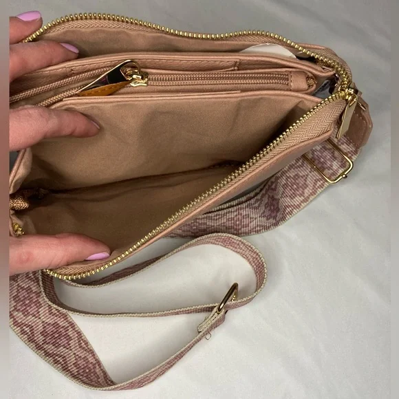 Vegan Leather Crossbody Bag light pink - Picture 9 of 11